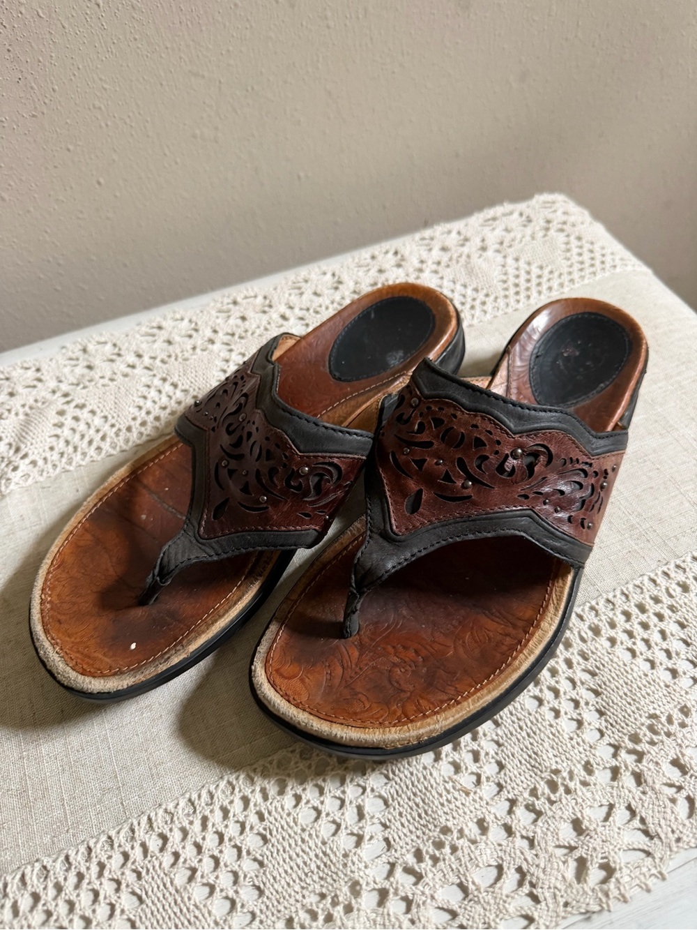 Ariat Women's US 8B Brown Black Western Leather Thong
Low Wedge Sandals